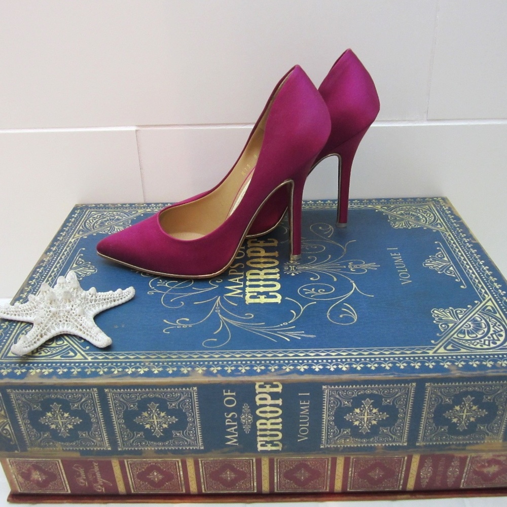 Salvatore Ferragamo Heel Pump size 8 B NWOT - Picture 3 of 7
